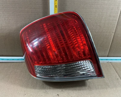 Conjunto de luz trasera derecha del lado del pasajero Hyundai HG350 2003-2005 Foto 1 de 4