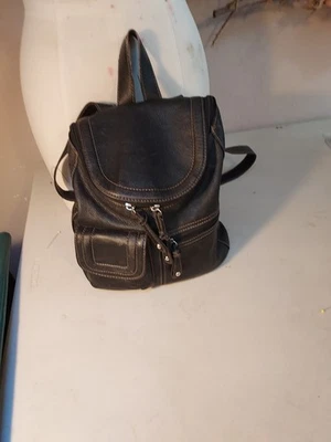 Mochila TiGNANELLO aspecto cuero negra, hermoso forro satinado tono óxido. Foto 1 de 4