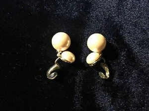Vintage Carolee Gold Tone Pearl Drop Clip On Earrings 1" - Picture 1 of 3