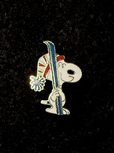 Pin de esquí SNOOPY esquiador alpino 'Blue Ski' insignia estación recuerdo viaje cacahuetes - Imagen 1 de 3