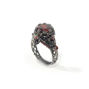 Anello di fidanzamento teschio nero ispirato alla regina vampiro scuro granato rosso pistola finitura metallo - Foto 1 di 9