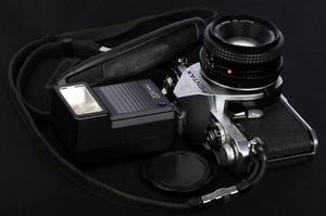 Pentax ME Chrome 35mm Film SLR c/w Cosinon-S 50mm f/2 Lens & Flash Kit - Picture 1 of 11