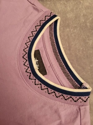 Camiseta Stussy Hombres Pequeña Lavanda Púrpura Lila Zig Zag Vacaciones Copo de Nieve Pipa Foto 1 de 4