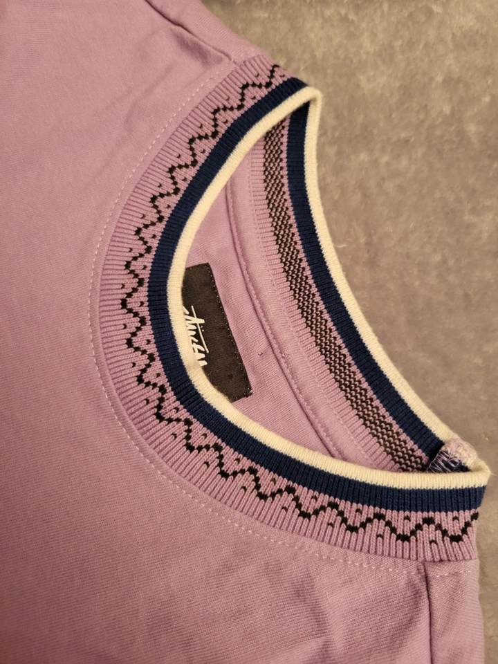 Camiseta Stussy Hombres Pequeña Lavanda Púrpura Lila Zig Zag Vacaciones Copo de Nieve Pipa Foto 1 de 4