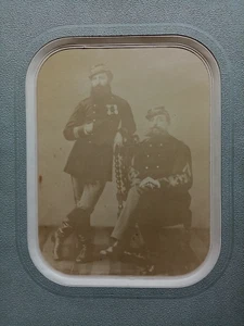 Deux Officiers - Portrait sur papier albuminé salé, c.1858 ? - Bild 1 von 3