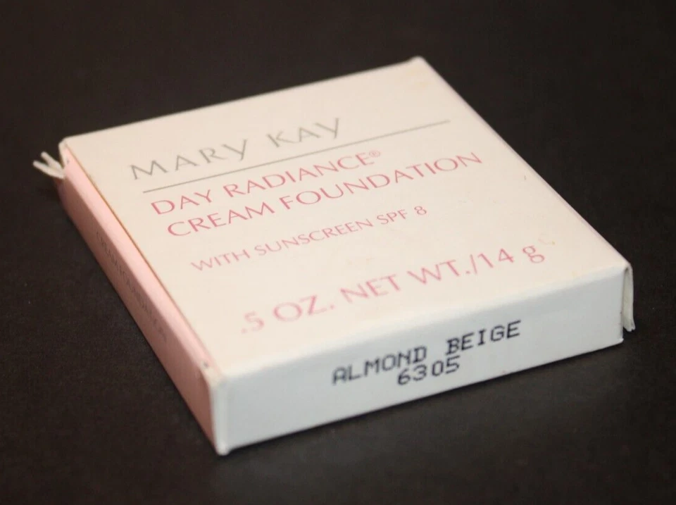 MARY KAY Day Radiance Cream Foundation D .5 oz Almond Beige Sunscreen SPF 8 6305 - Image 1 of 2