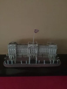 Buckingham Palace model and Queen Elizabeth II mug - Picture 1 of 4