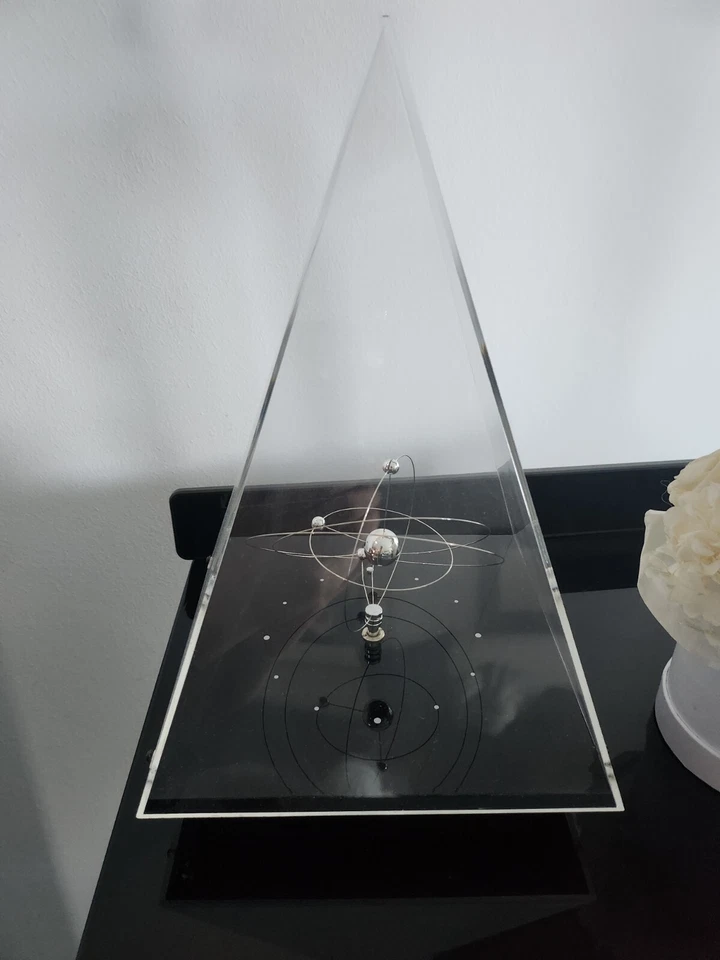 Sputnik Atomic Orbit Design Tischuhr - Bild 1 von 1