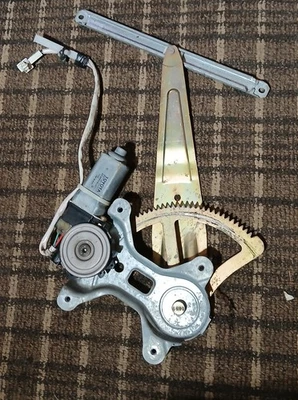 01-07 REGULADOR VENTANA LADO CONDUCTOR TRASERO IZQUIERDO TOYOTA SEQUOIA CON MOTOR OEM Foto 1 de 4