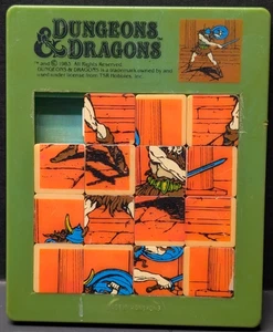 Rompecabezas de dedo vintage Dungeons and Dragons 1983 3,75" W x 4,75" H - Imagen 1 de 4