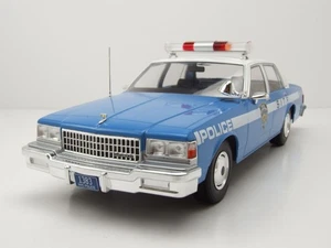 Modellino auto Chevrolet Caprice New York Police NYPD 1987 blu bianco 1:18 MCG - Foto 1 di 9