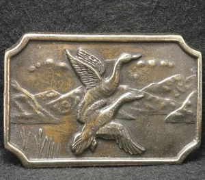 XB01136 VINTAGE 1970s **TWO DUCKS FLYING** BIRD ANIMAL ARTWORK MENS BELT BUCKLE - Picture 1 of 2