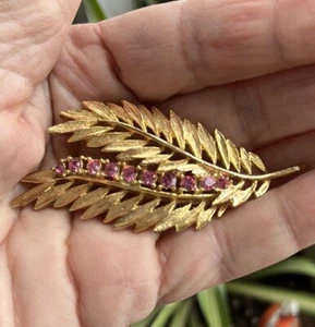 Broche Firmado De Colección MCM Gerry’s Oro Cepillado y Rosa Estrás Doble Hoja ~ Pin - Imagen 1 de 4