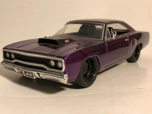 JADA BIGTIME MUSCLE BTM 1970 PLYMOUTH ROAD RUNNER VIOLA 1:24 NUOVO SENZA SCATOLA  - Foto 1 di 11