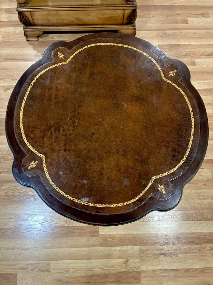 Mesa auxiliar o auxiliar de madera antigua marrón con intrincadas tallas Foto 1 de 3