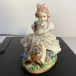Estatuilla de niña vintage de porcelana de encaje Dresdon Seatendorf, con ramo alemán RARA - Imagen 1 de 12