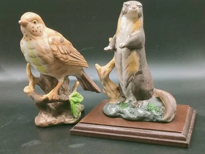 Vintage Duo Tierfiguren - Porzellan Misteldrossel & Harzotter auf Sockel - Bild 1 von 8
