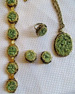 Set PENDANT, BRACELET, RING & EARRINGS with JADE CHIPS Vintage 60 or so years - Picture 1 of 18