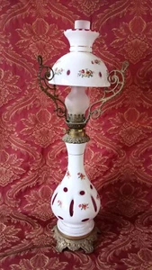 ancienne lampe à pétrole en opaline overlai - Photo 1/12