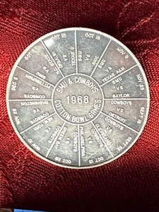 Raro De Colección 1968 SMU y Vaqueros Cotton Bowl Games Moneda Ficha La Antorcha Restaurante Anuncio - Imagen 1 de 3