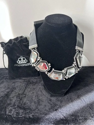 Collar Espejo Geométrico Vintage Paparazzi con Acentos en Negro y Plata Nuevo con Etiquetas Foto 1 de 4