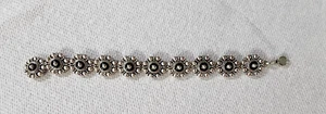 "Pulsera Avon tono plata esmalte negro medallón cierre magnético 7""" - Imagen 1 de 4