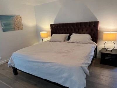 Beautiful King Bed-frame and headboard - Solid Wood -  Modern - Image 1 of 4