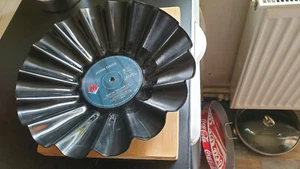 Deko-Schale, Material Vinyl,schwarz, aus alter LP gefertigt, gebr. - Bild 1 von 2