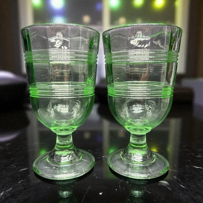 Juego de 2 copas Martha Stewart MSE verdes con bandas con patas de cinta Foto 1 de 4