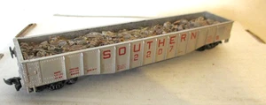HO Athearn Blue Box 50' Gondola, Southern gebaut mit Schrottladung - Bild 1 von 4