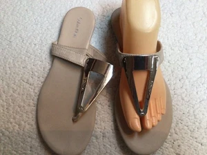 Women’s Calvin Klein Beige Thong Flip flop Sandals Size 8 Silver - Picture 1 of 7