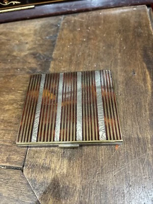 ancien poudrier vers 1950 en laiton et laque - Photo 1/3