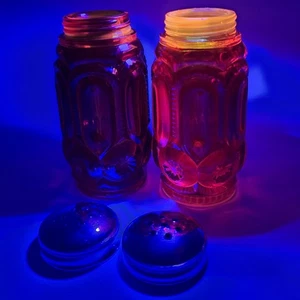 Vintage LE Smith Glass Moon & Stars Salt Pepper Shaker Set Amberina UV Glow - Picture 1 of 24