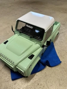 RC4WD Land Rover Defender D90 Hard Body Crawler  1/10 Scale Heritage painted - Picture 1 of 11