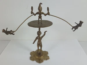 Hombre equilibrado en base juguete vintage de latón macizo arte popular India 6,5" de alto - Imagen 1 de 12