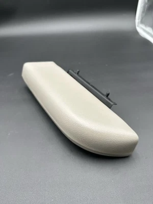 Оригинальный серый подлокотник для передней двери со стороны пассажира под правую руку Lincoln Town Car 2003–2011 годов выпуска - Изображение 1 из 4