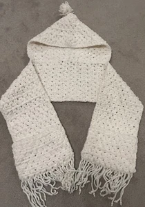 Handgehäkelter creme weicher Schal mit Kapuze und Taschen Kopftuch und Quaste - Bild 1 von 14