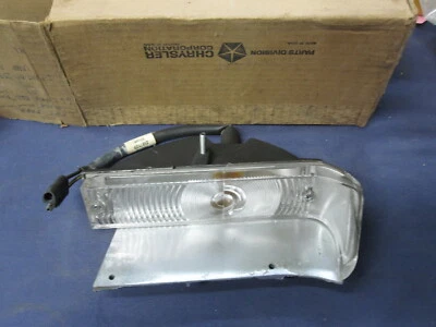  NOS Park Assy灯 右握克莱斯勒 New Yorker Newport Mopar # 2575956 铸件 2575958 — 第 1/4 张图片