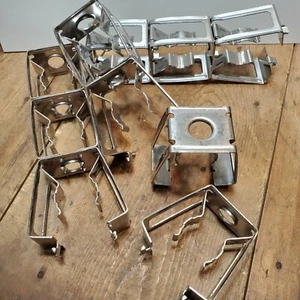 10 stapelbare 1-1/4" Snap-In Aufhänger SS Koaxialkabel Unterstützung Quadrat Snapins (gebraucht) - Bild 1 von 4