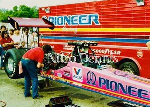 Foto NHRA 8x10 Pic SHIRLEY MUlDOWNEY Vintage DRAG RACING Top Fuel NITRO Pioneer - Foto 1 di 1