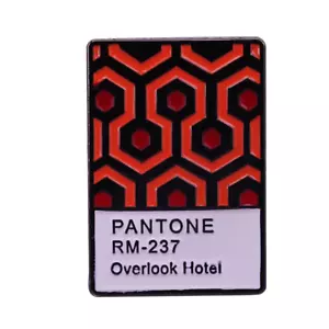 The Shining Overlook Hotel Carpet Pantone Rm-237 Horror 1" Enamel Pin Badge NUEVO - Imagen 1 de 3