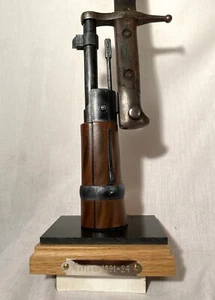 Display stand for Carcano 1891/24  bayo. with wooden base and engraved plate - Picture 1 of 6