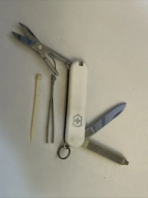 Navaja Suiza Victorinox 58mm Clásica SD Navaja de Bolsillo Blanca Cayendo Nieve Foto 1 de 4