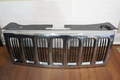 Jeep Commander 2006 - parrilla delantera de plástico/cromo OEM 5JR62TRMAD *A337 Foto 1 de 4