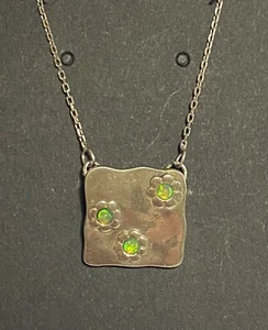"Colgante cuadrado martillado SS 925 con margaritas y collar de piedra iridiscente verde 18""" - Imagen 1 de 6