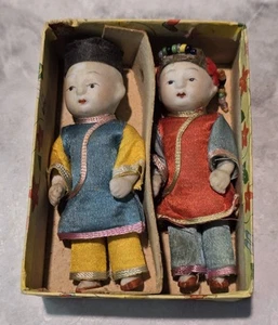 PAR DE MUÑECAS JAPONESAS DE PORCELANA BISQUE PINTADAS A MANO AÑOS 20 JUNTAS MÓVILES EN CAJA - Imagen 1 de 14