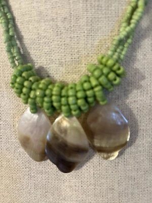 Colgante 3 hebras con cuentas verdes madreperla concha años 70 hippy núcleo costero Foto 1 de 3