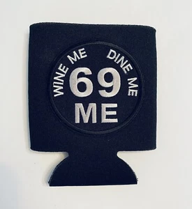 WINE ME DINE ME 69 ME BIERDOSE KOOZIE KÜHLER ISOLATOR **VERSANDKOSTENFREI** - Bild 1 von 1
