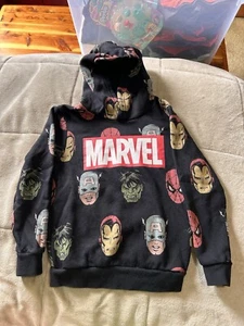 Marvel Figuren schwarzer Hoodie H&M Jungen Größe 6X oder 7 Spider-Man Captain grün - Bild 1 von 5