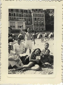 ALTES FOTO - VINTAGE SNAPSHOT - STRANDGRUPPE FAMILIE LACHT LUSTIGER GAG - BEACH - Bild 1 von 1
